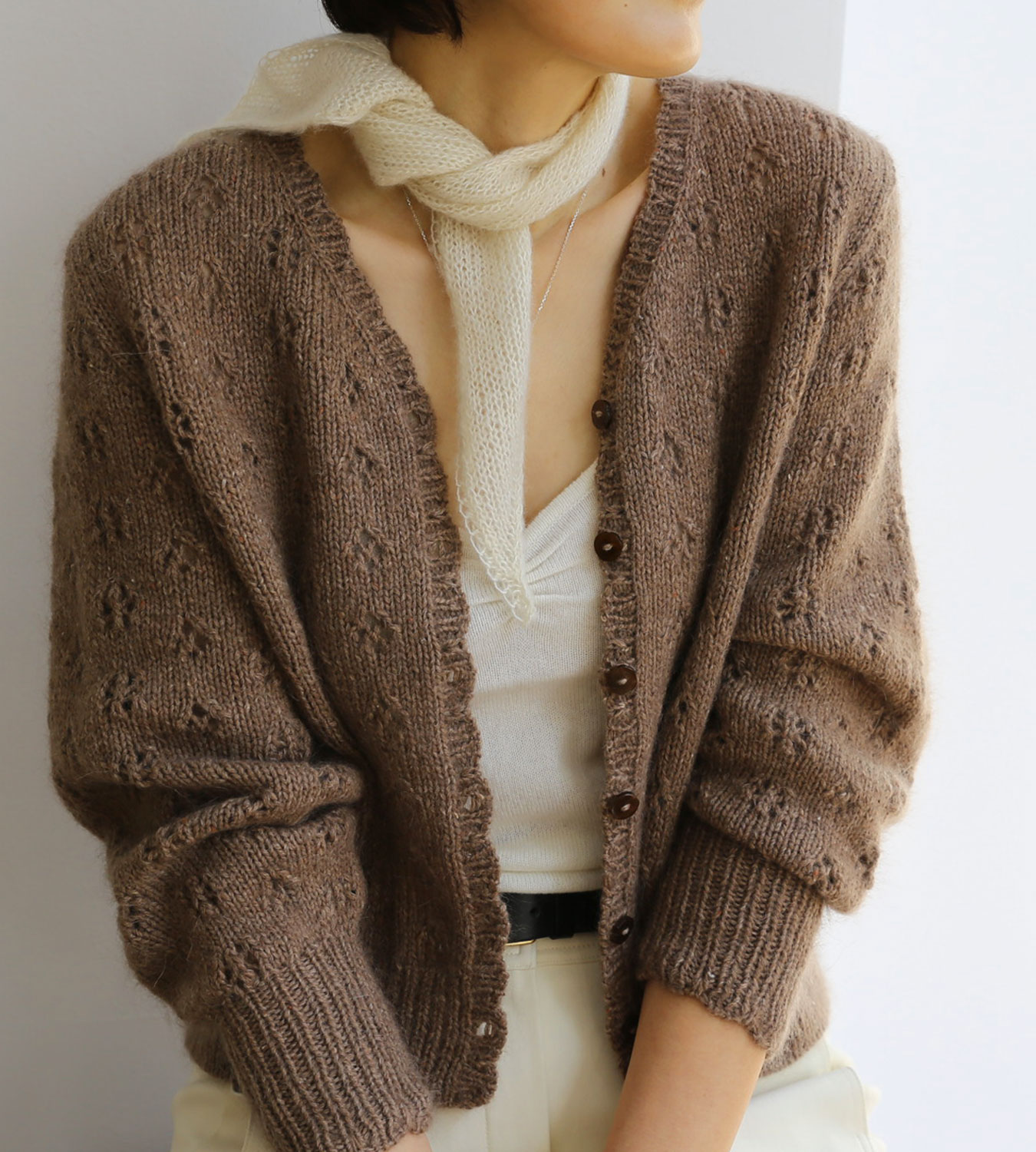 Le joli « BonBon Cardi manches longues » de miir_knits en Ulysse est disponible en français !